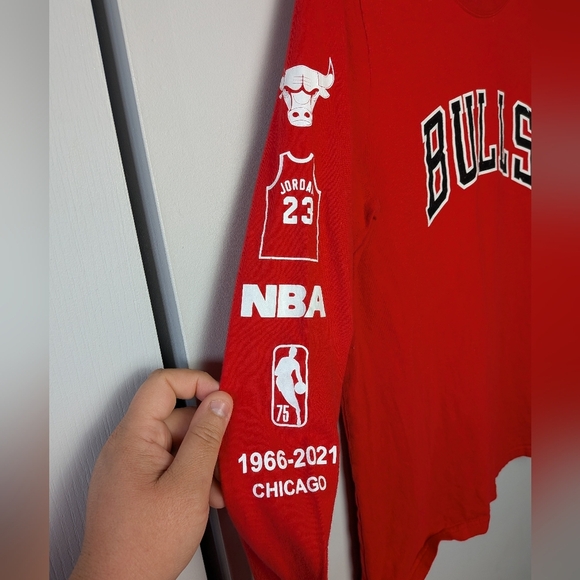 The Nike Tee Red Long Sleeve Bulls Kid Shirt Size Large (14-16) NBA Basketball - Picture 4 of 9